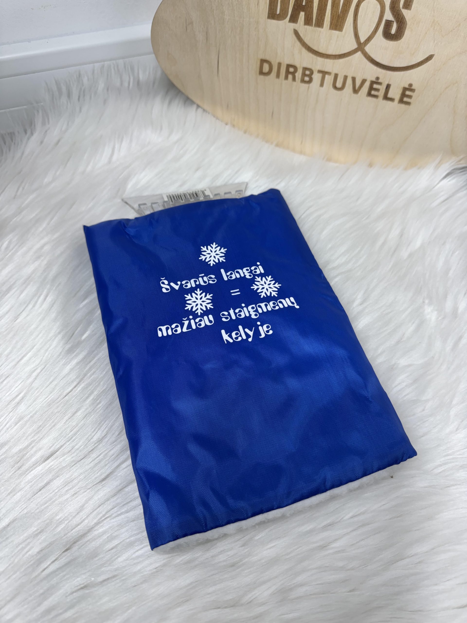 Ledo grandiklis-pirštinė automobiliui su mėlyna pašiltinta pirštine.