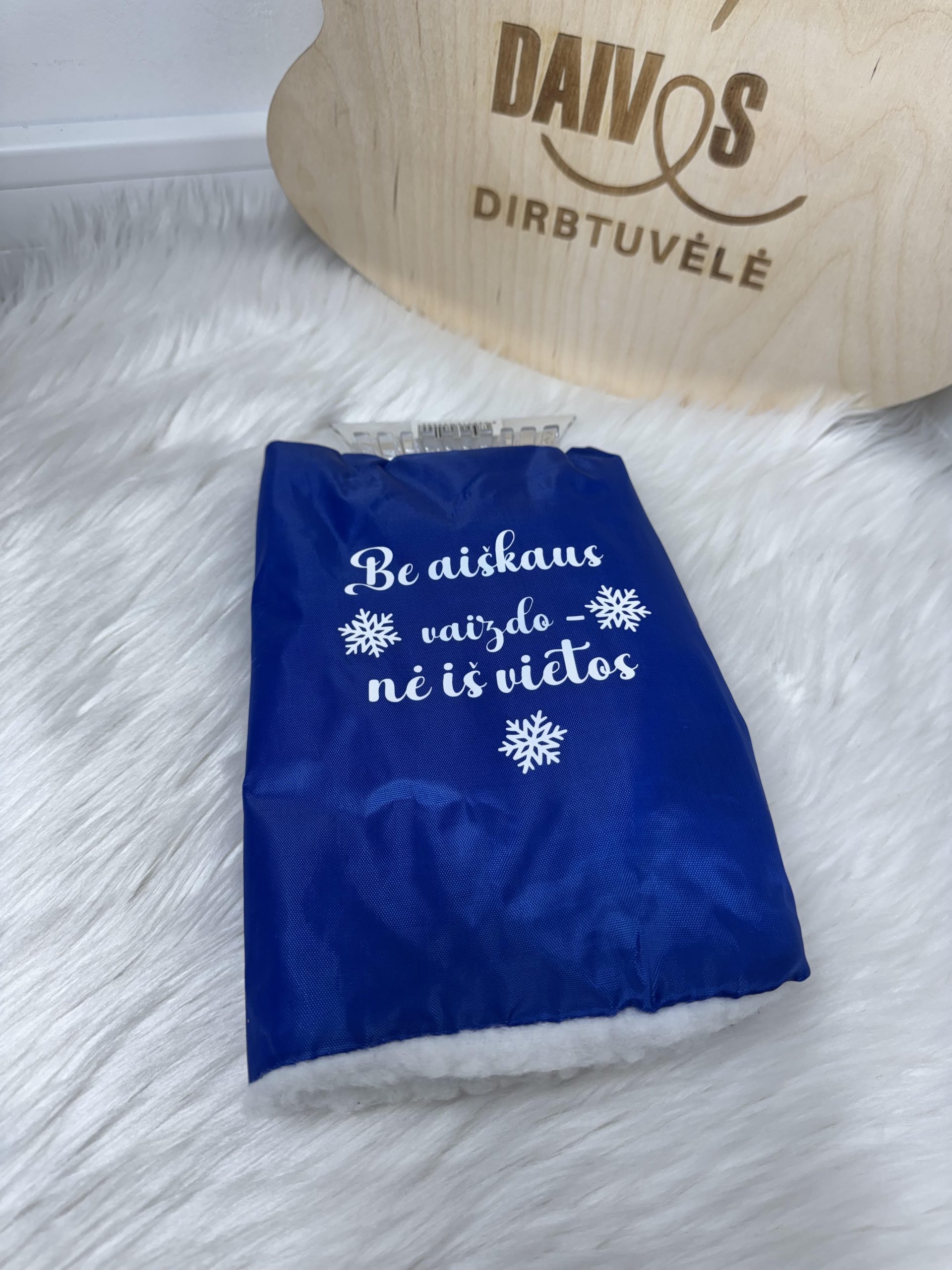 Ledo grandiklis-pirštinė automobiliui su mėlyna pašiltinta pirštine.