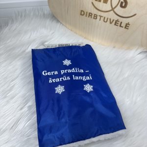 Ledo grandiklis-pirštinė automobiliui su mėlyna pašiltinta pirštine.