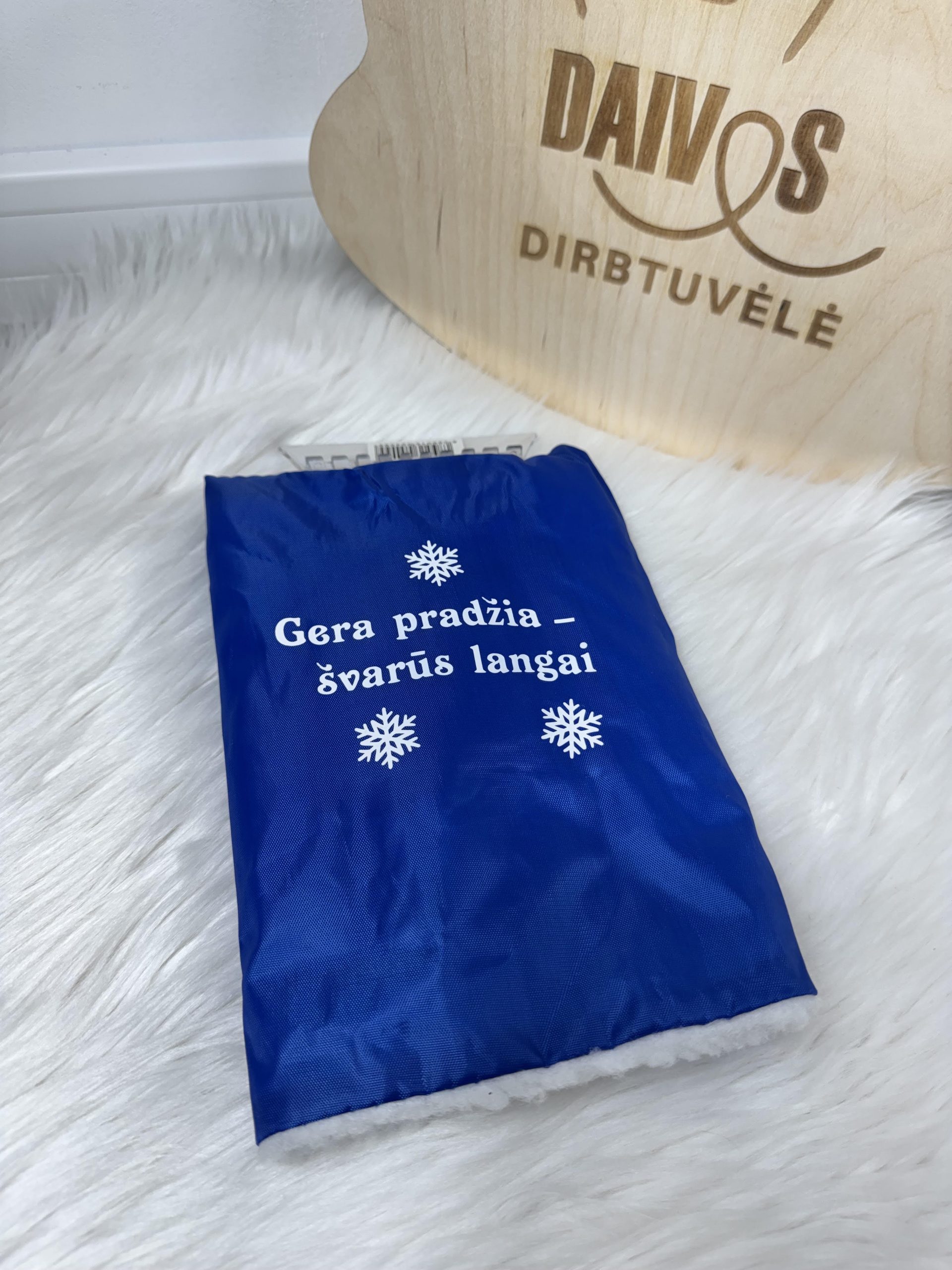 Ledo grandiklis-pirštinė automobiliui su mėlyna pašiltinta pirštine.