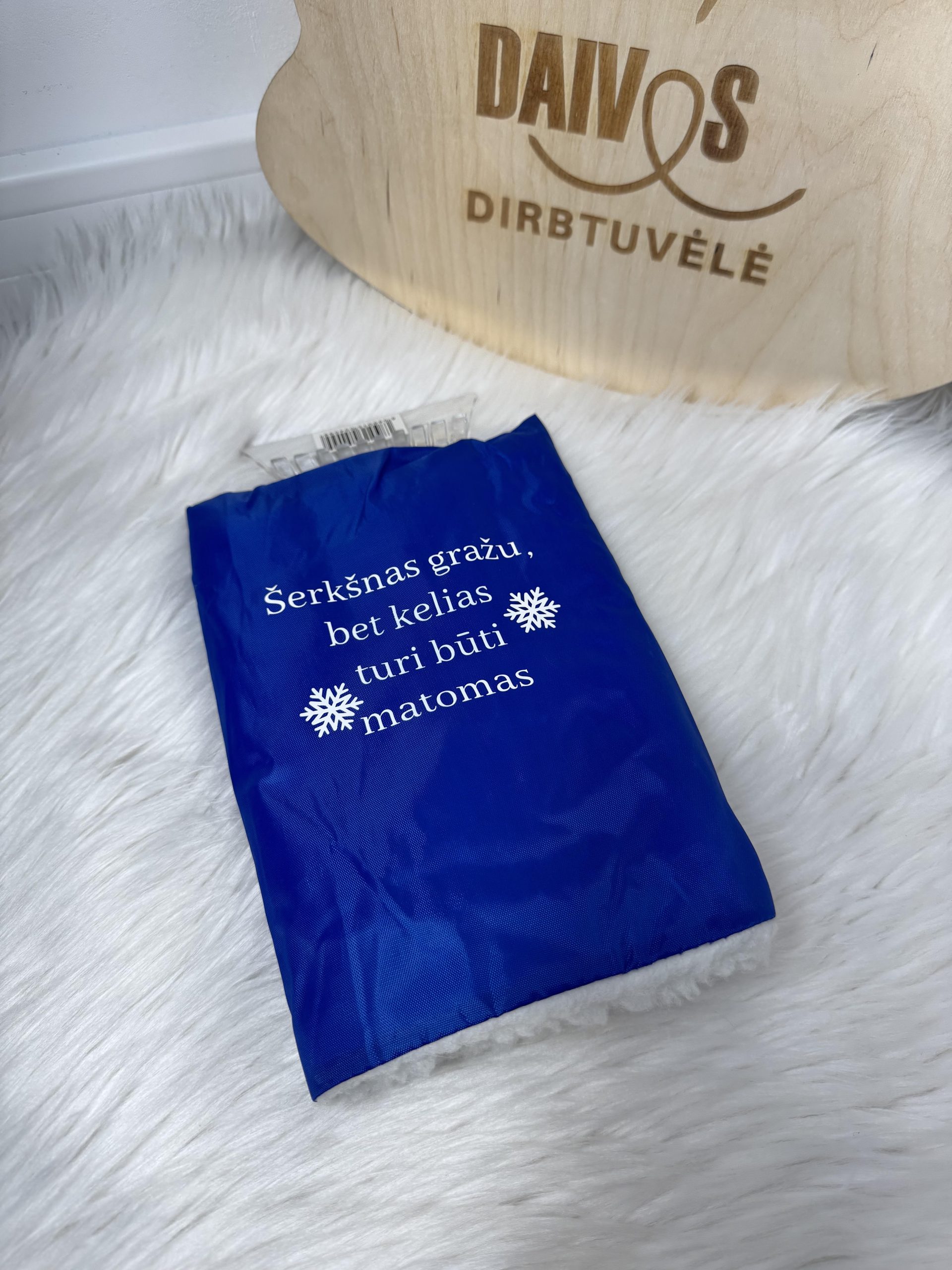 Ledo grandiklis-pirštinė automobiliui su mėlyna pašiltinta pirštine.