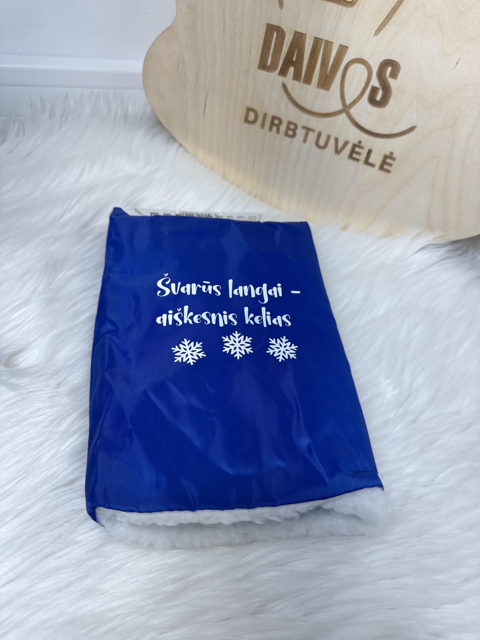 Ledo grandiklis-pirštinė automobiliui su mėlyna pašiltinta pirštine.