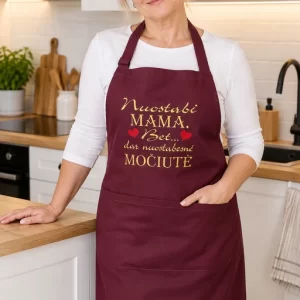Bordo spalvos siuvinėta prijuostė su tekstu „Nuostabi mama, bet dar nuostabesnė močiutė“ ir didele priekine kišene.