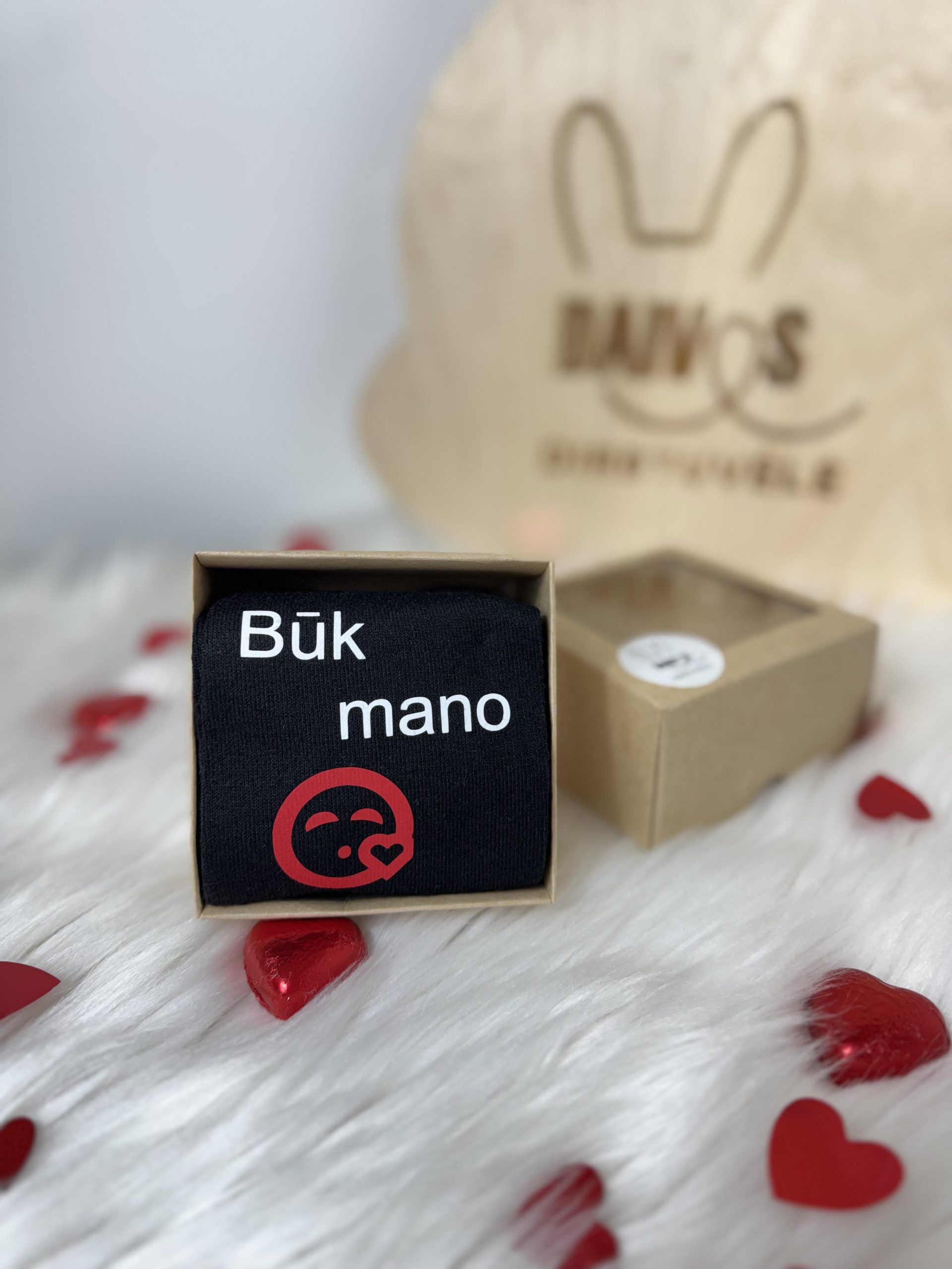 kojinės su užrašu juodos spalvos