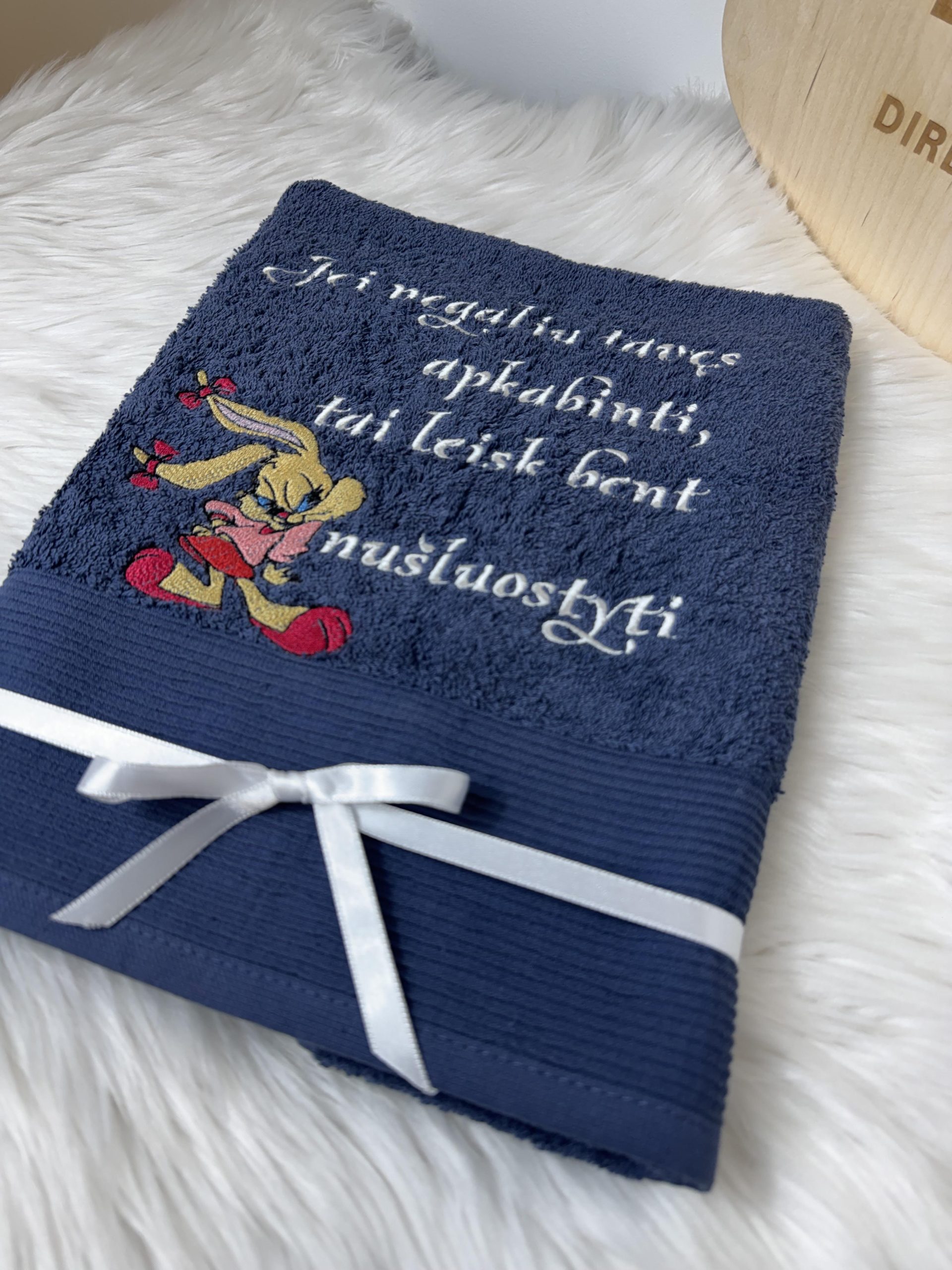 Siuvinėtas rankšluostis mėlynos spalvos