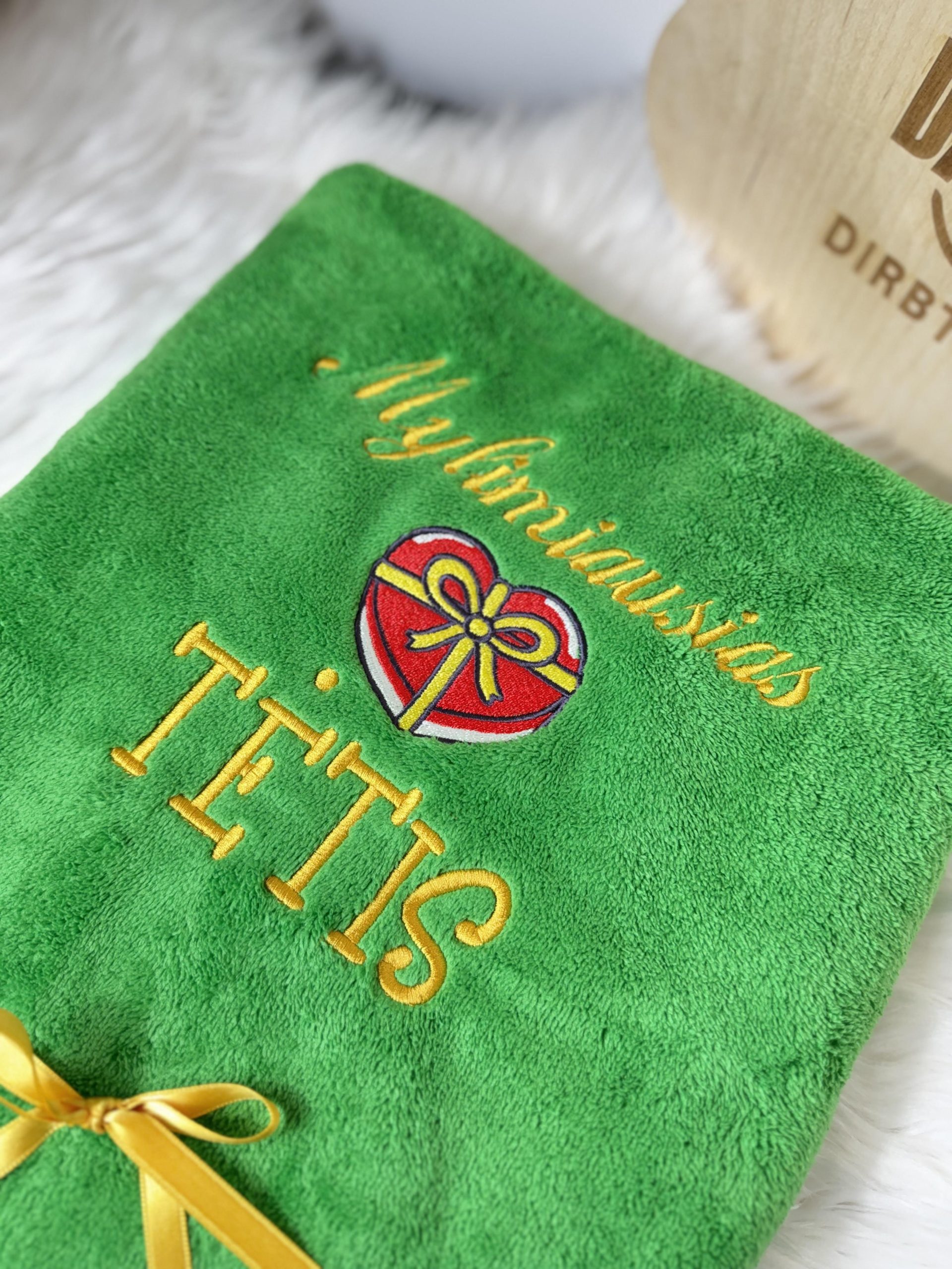 Siuvinėtas rankšluostis žalias