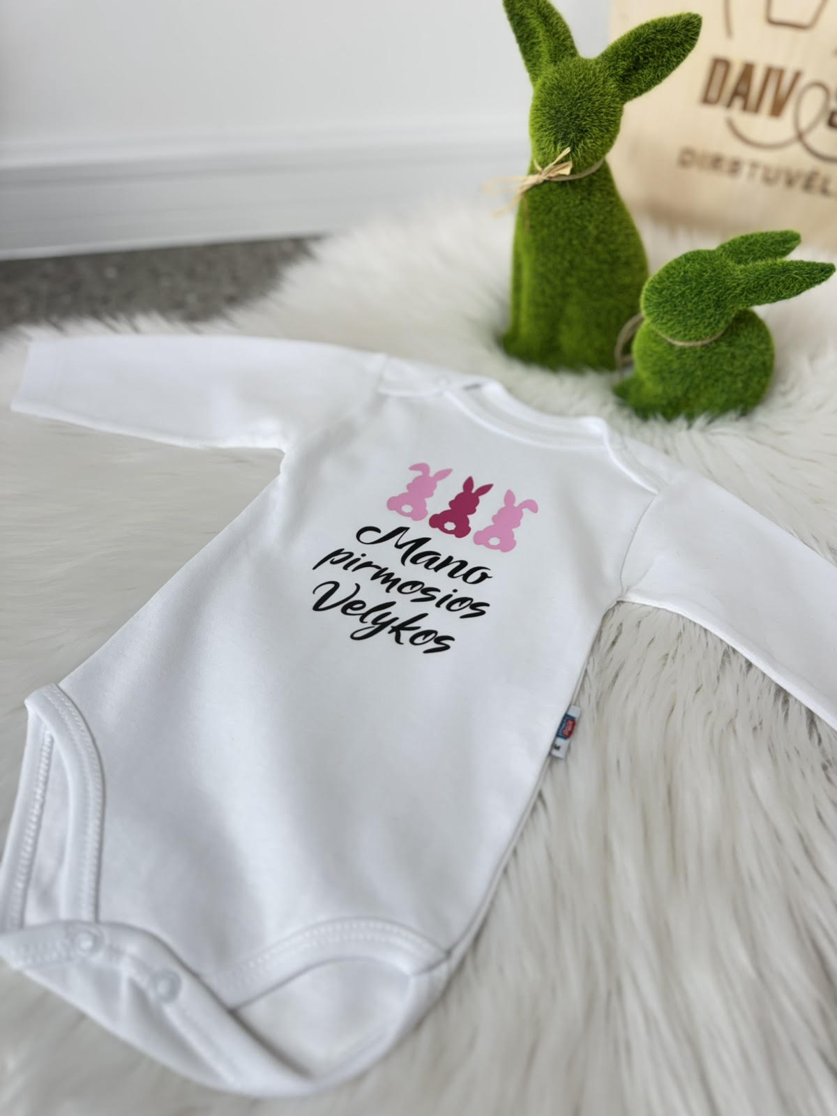 baltas smėlinukas su 3 kiškučiais velykoms