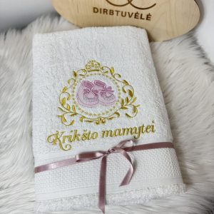 Baltas, siuvinėtas rankšluostis krikštynų proga