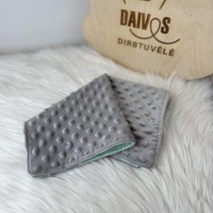 pilko minky ir drobelės audinio migdukas su debesėlių raštu