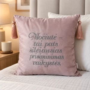 Pelenų rožinė dekoratyvinė pagalvėlė močiutei su pilku siuvinėtu užrašu „Močiutė – tai pats saldžiausias prisiminimas vaikystės“ ir kutais